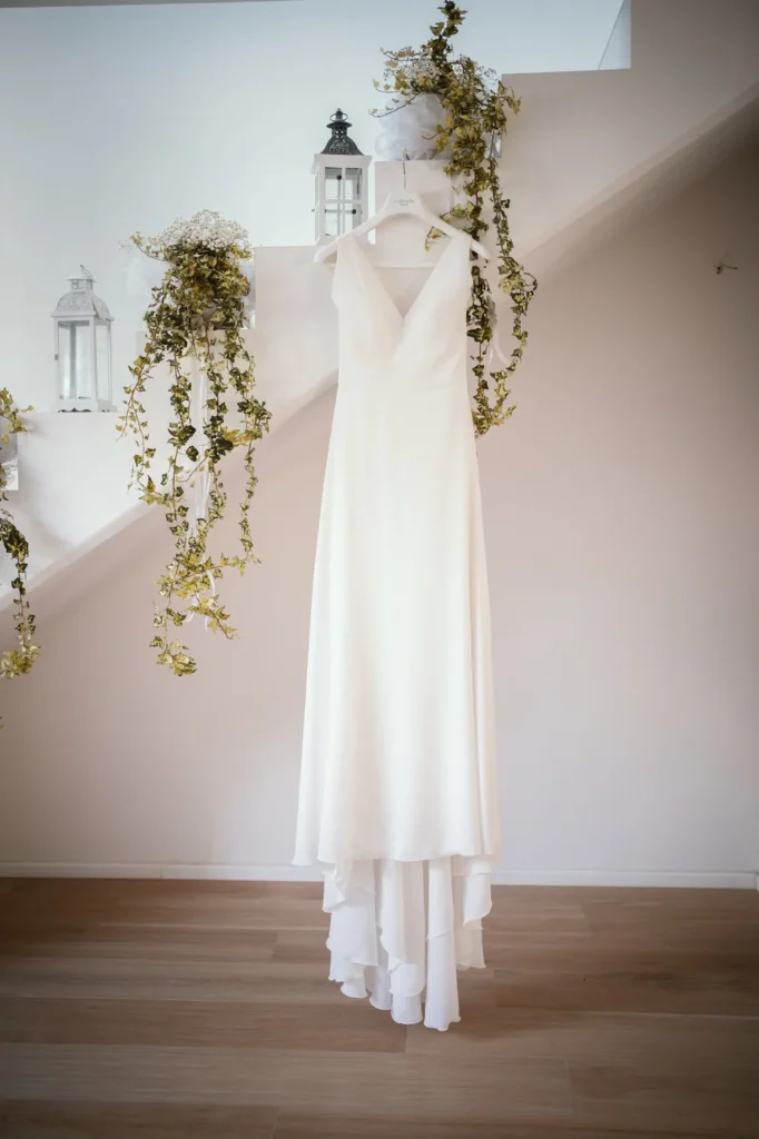 Abito da sposa appeso accanto a una scala