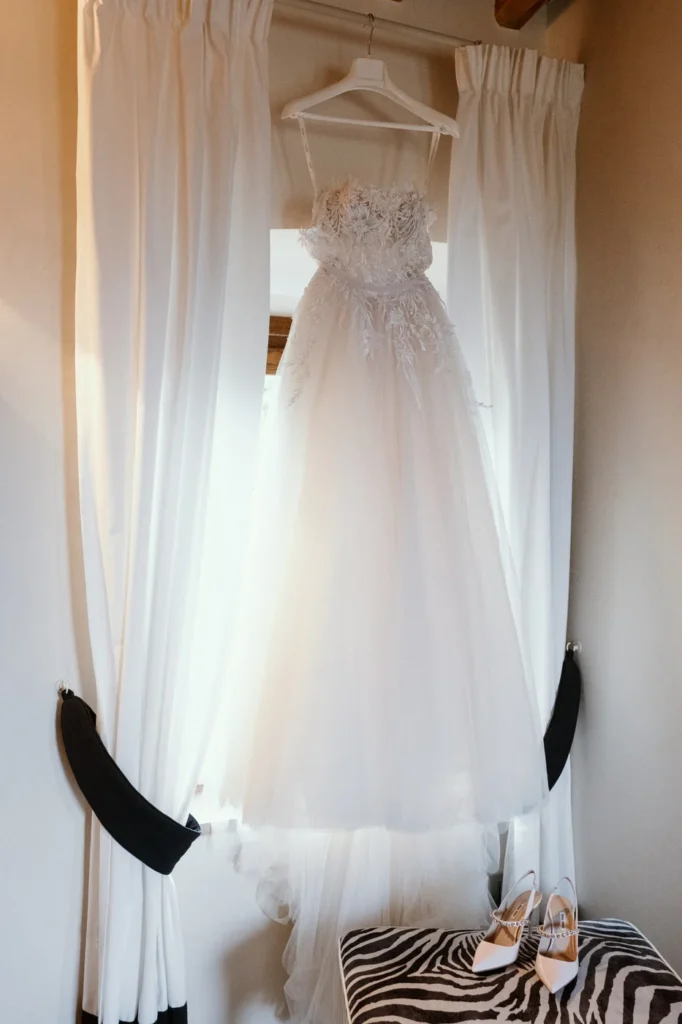 Abito da sposa appeso alla finestra prima dei preparativi