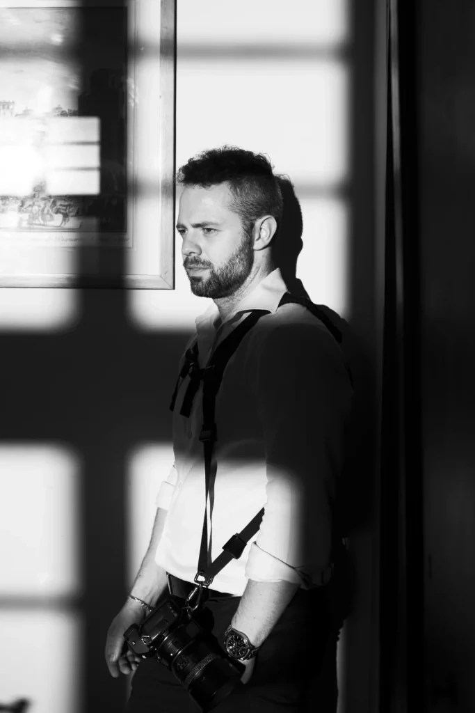 Andrea Corridori, fotografo di matrimonio, ritratto in bianco e nero