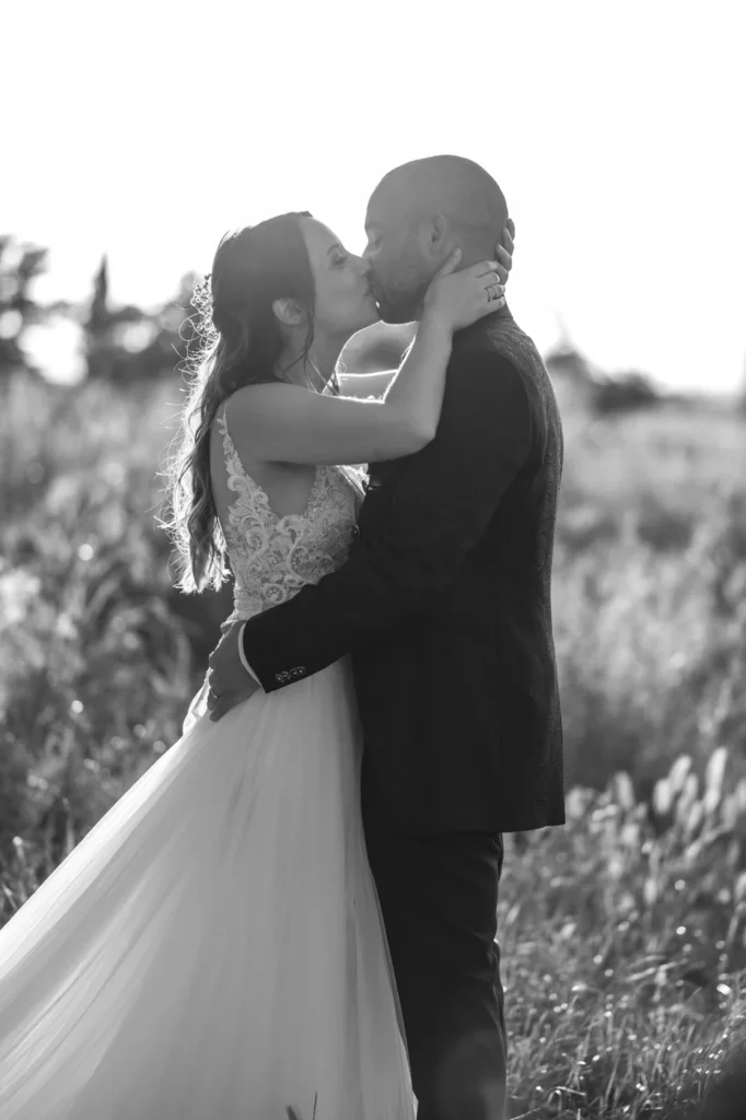 Bacio degli sposi, in bianco e nero