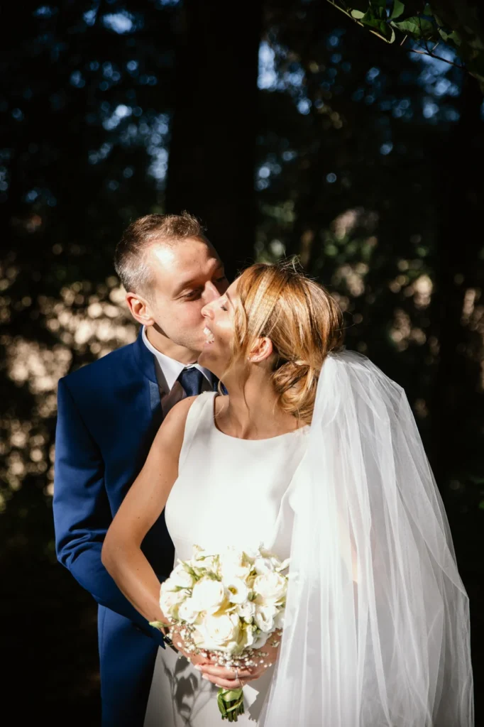 Bacio degli sposi con il bouquet tra le mani