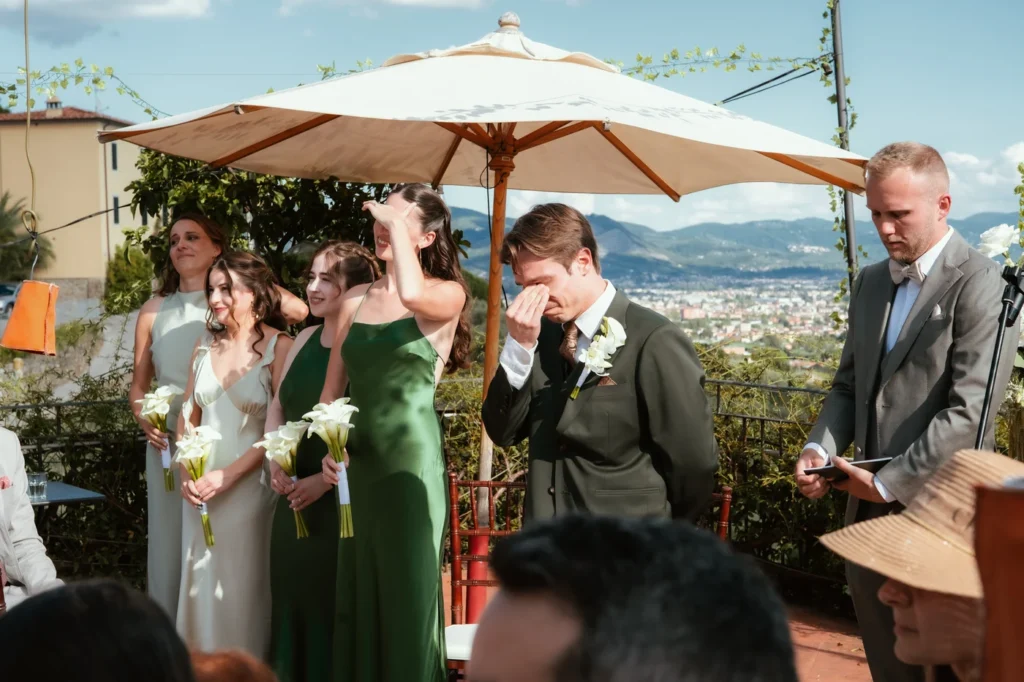 Invitati emozionati durante la cerimonia in terrazza