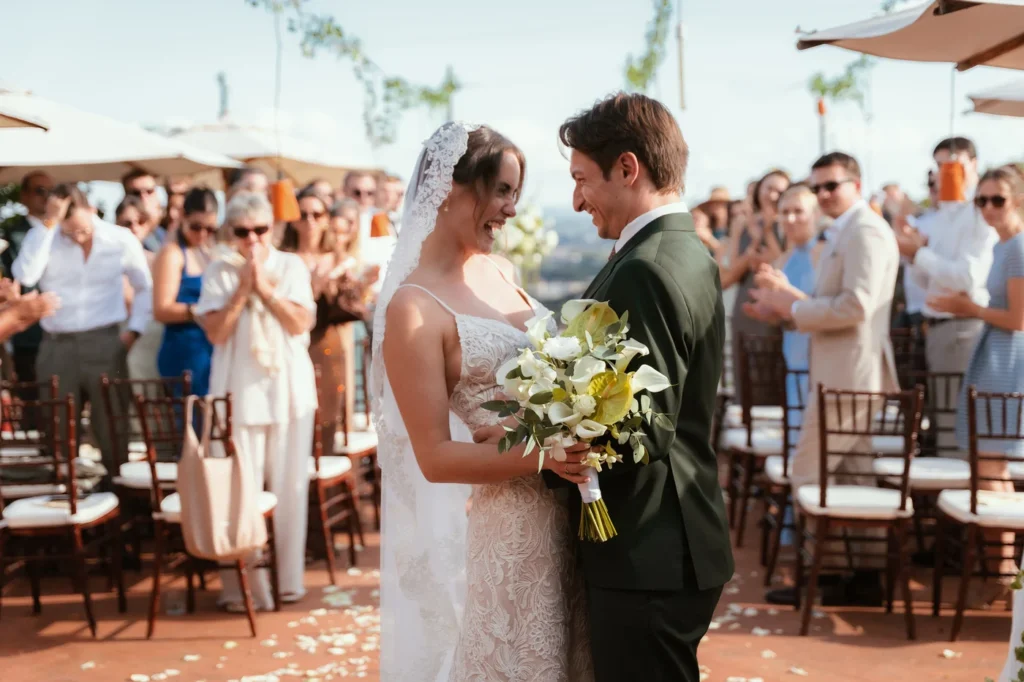 Gli sposi percorrono la navata tra gli invitati in festa