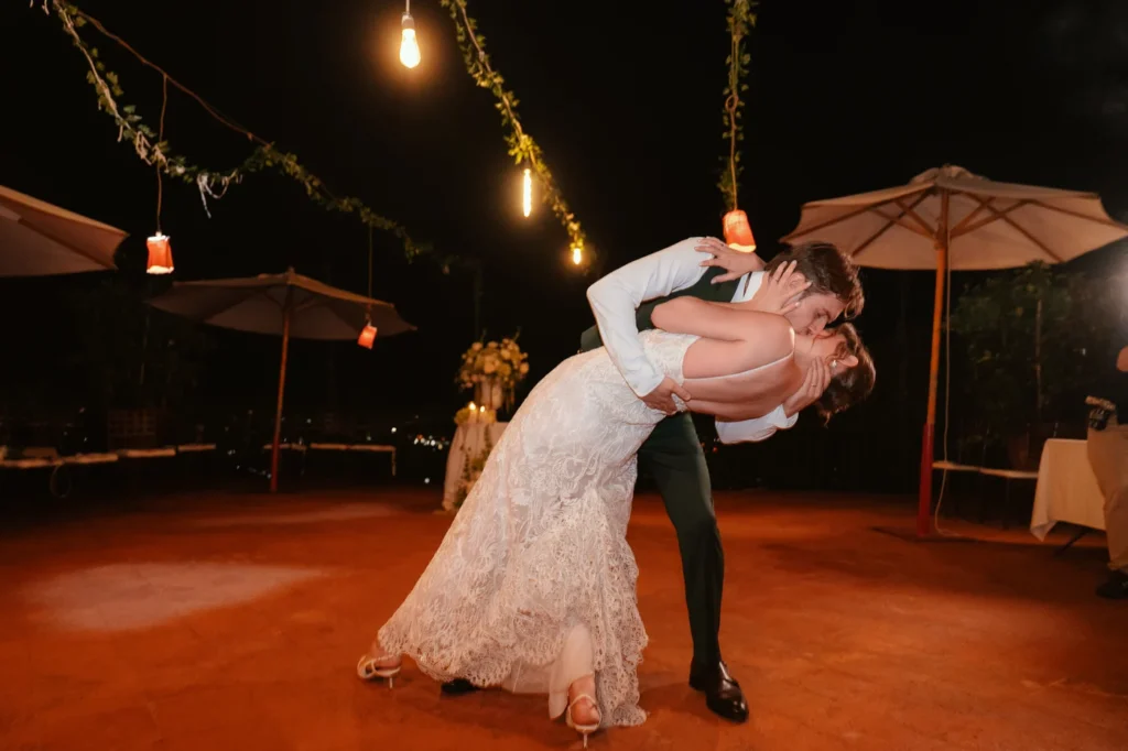 Lo sposo fa il casqué alla sposa durante il primo ballo