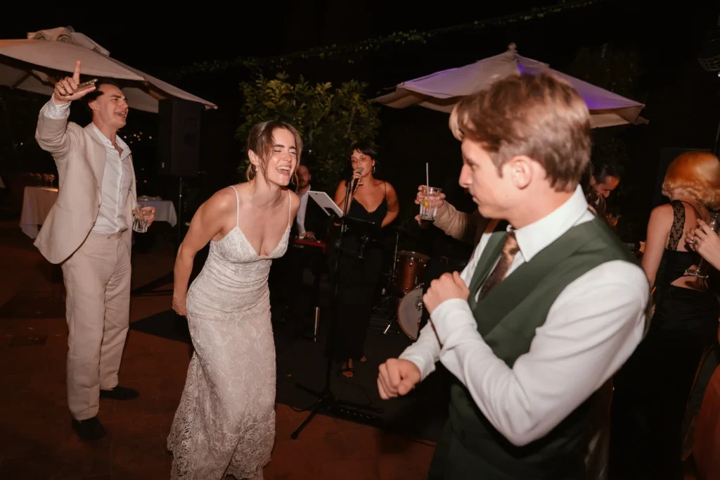 La sposa balla con lo sposo e gli invitati durante la festa