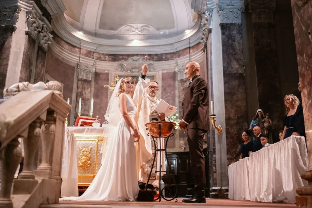 Cerimonia all'altare in una chiesa