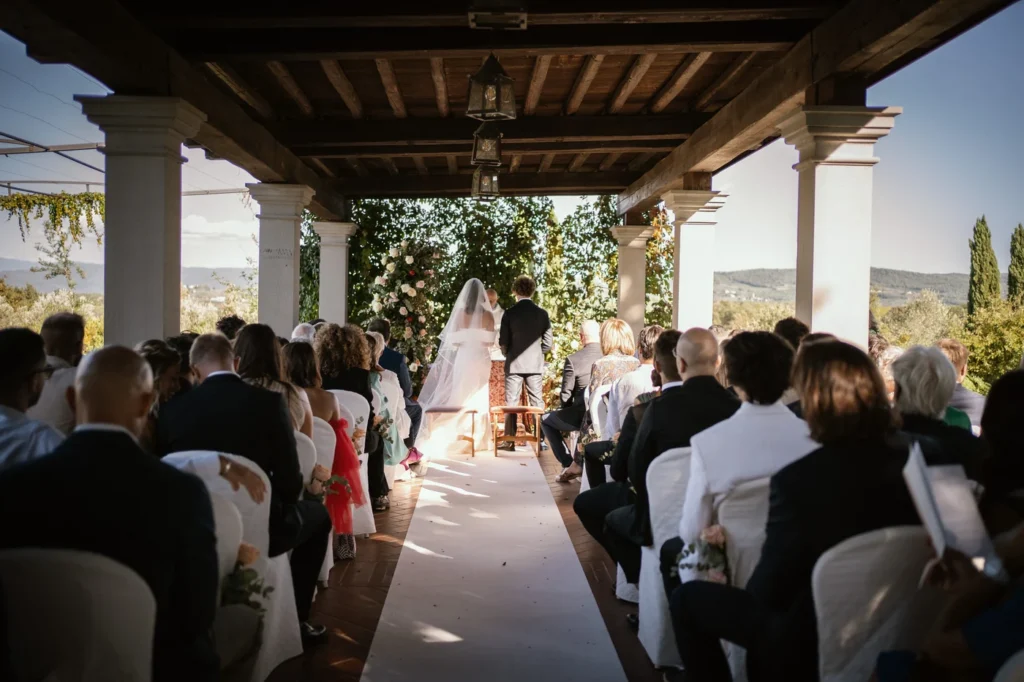 Cerimonia sotto una loggia con gli invitati