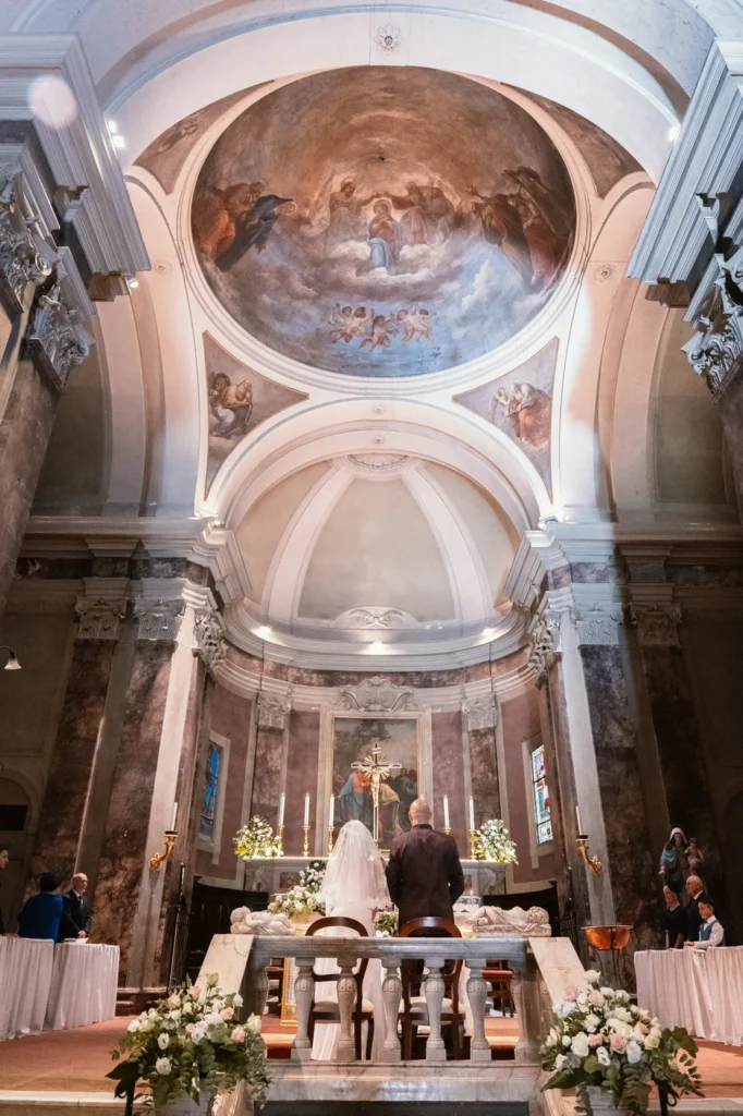 Cerimonia in una chiesa con la cupola affrescata