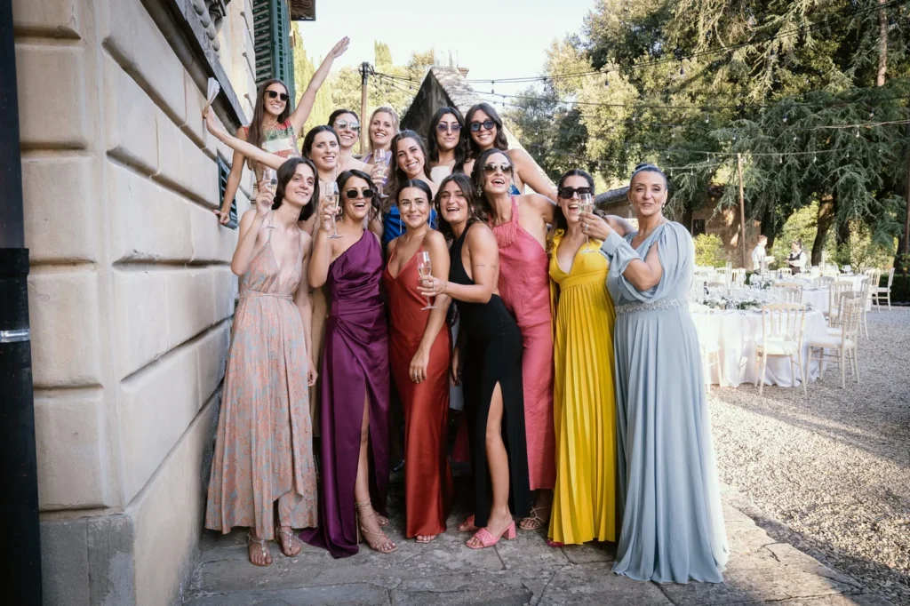 Damigelle con abiti colorati che festeggiano la sposa