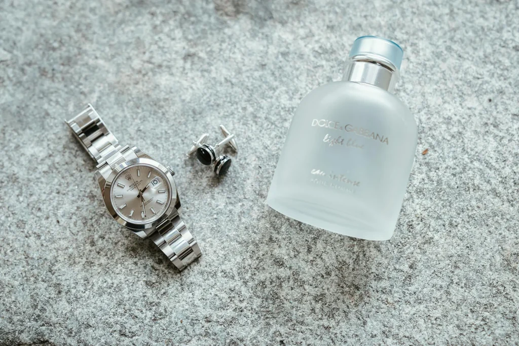 Orologio, gemelli e profumo dello sposo