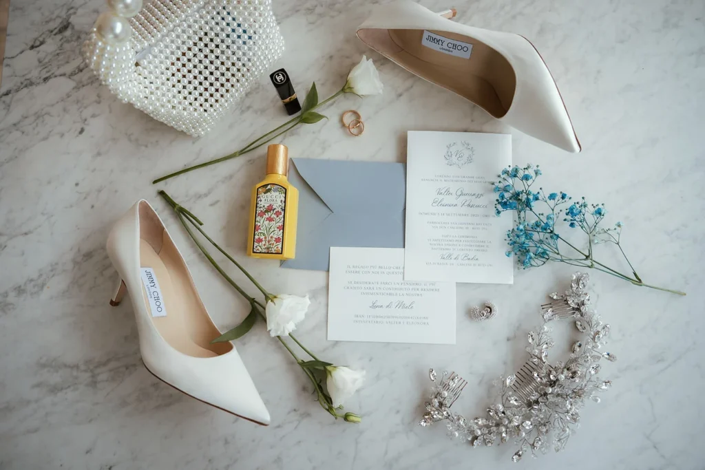 Scarpe della sposa, partecipazioni e gioielli