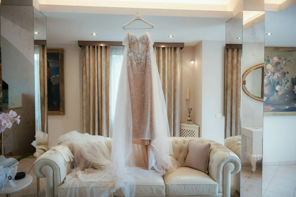 L'abito da sposa appeso nel salotto