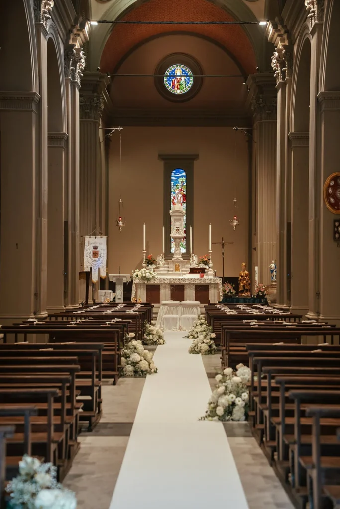 La chiesa addobbata con la passatoia bianca