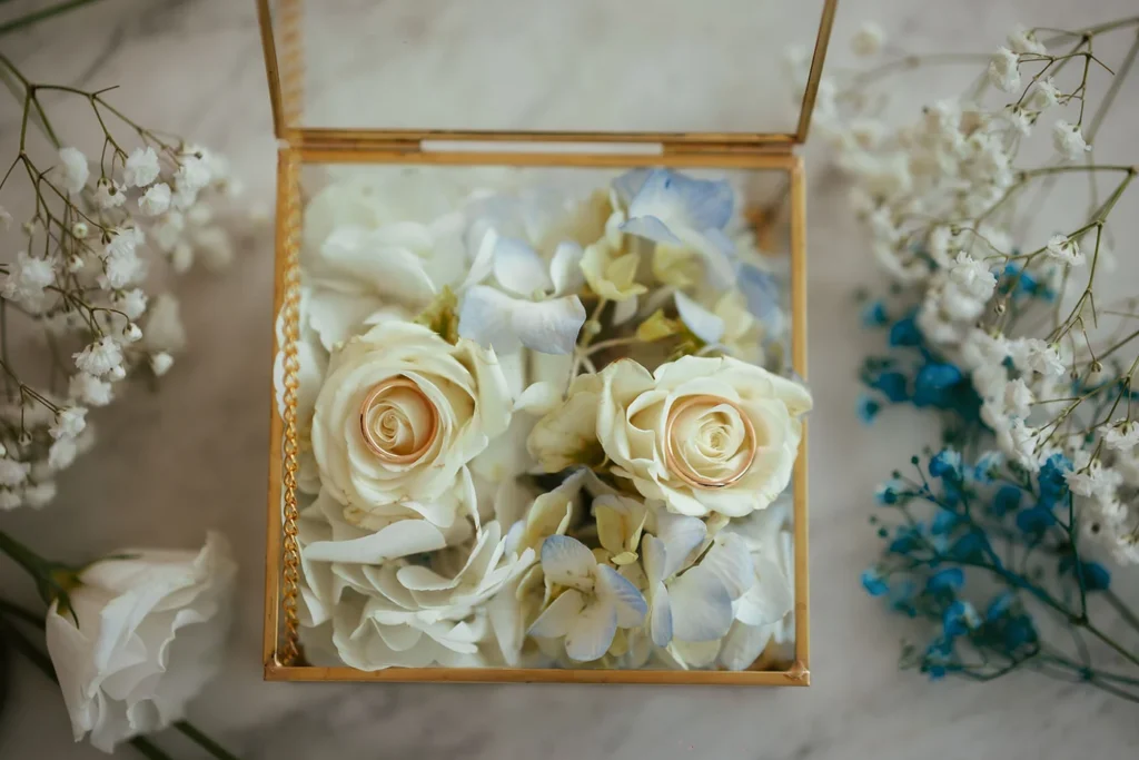 Il portafedi in vetro con le rose bianche