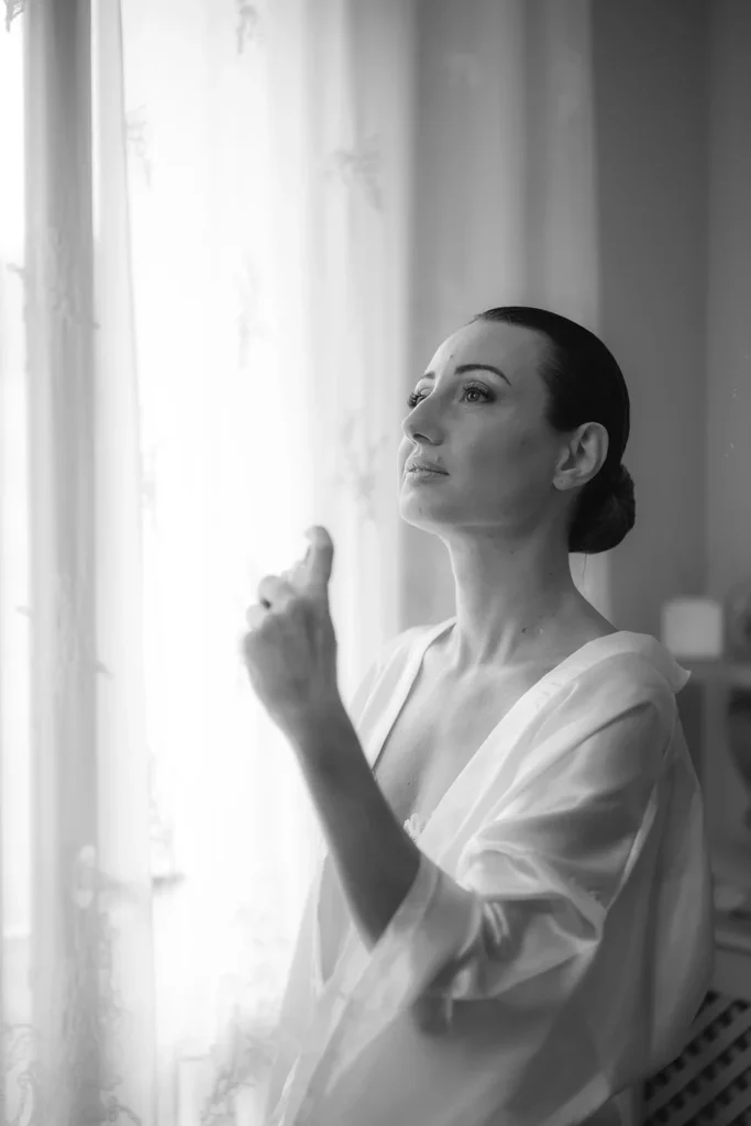 La sposa alla finestra prima della cerimonia, in bianco e nero