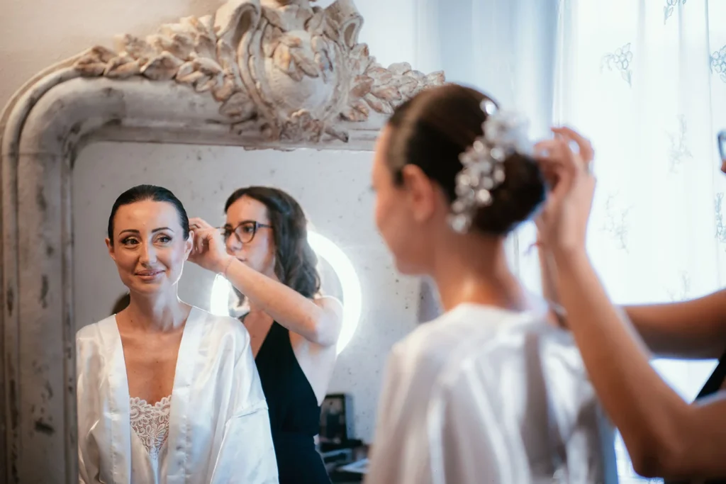 L'acconciatura della sposa allo specchio