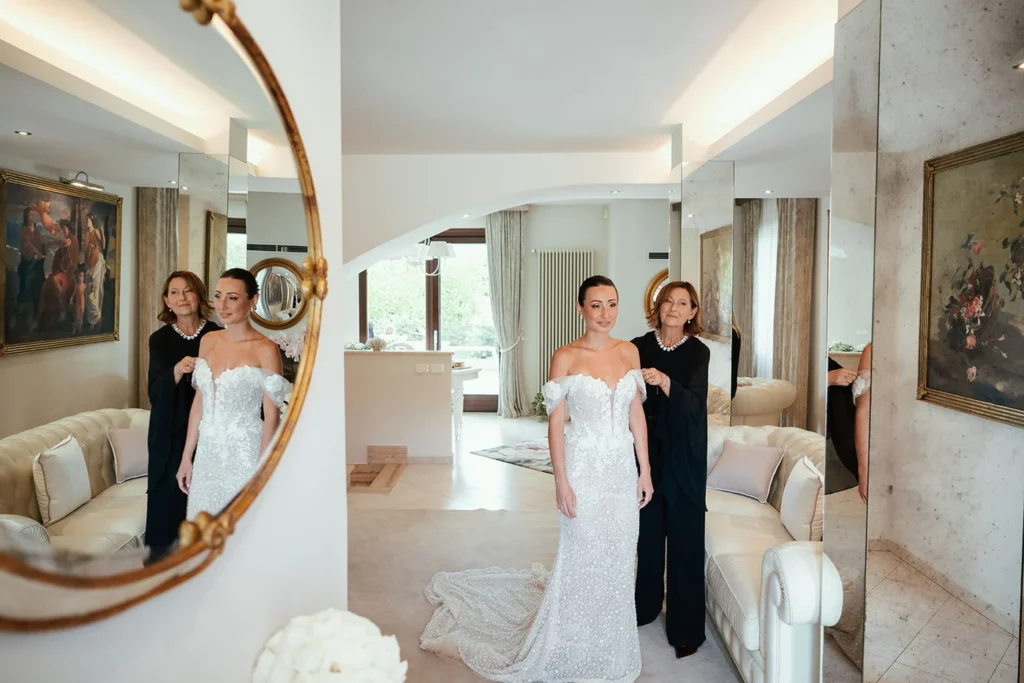 La sposa pronta con l'abito nel salotto