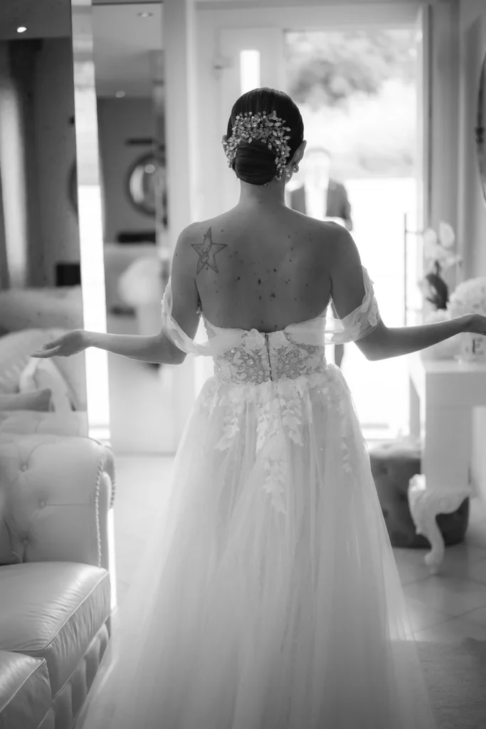 La schiena dell'abito da sposa, in bianco e nero
