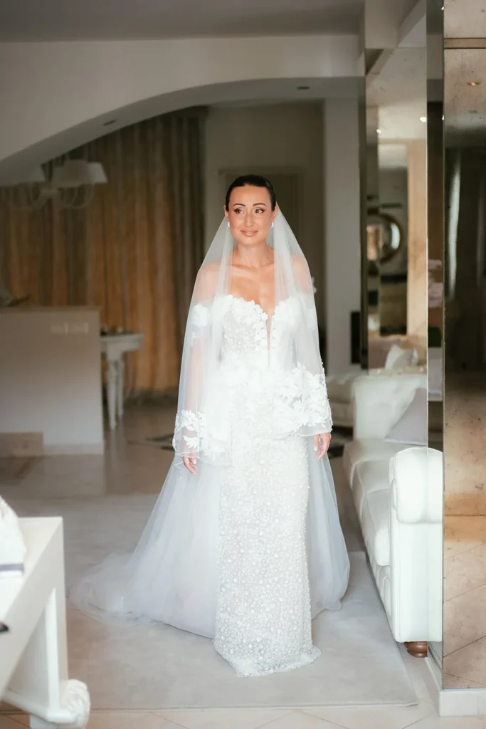 La sposa con il velo pronta a uscire