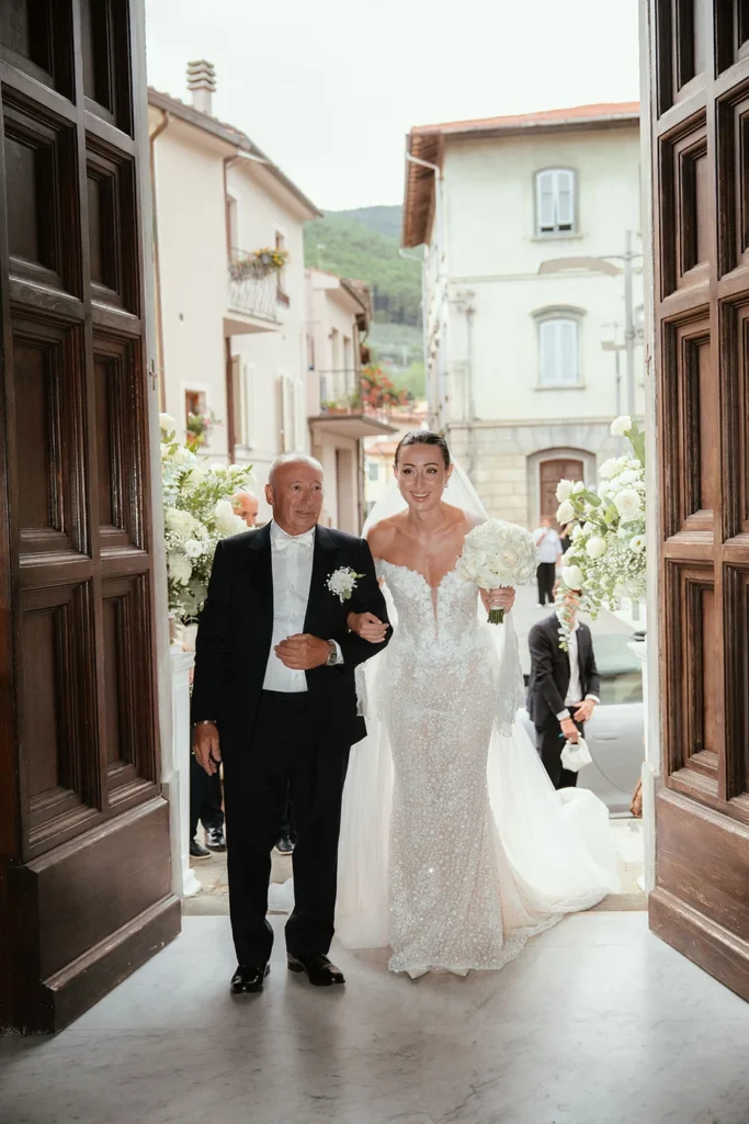 La sposa entra in chiesa accompagnata all'altare