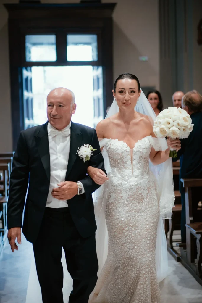 La sposa percorre la navata