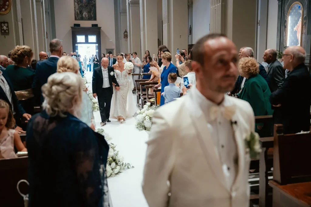 Lo sposo attende la sposa all'altare