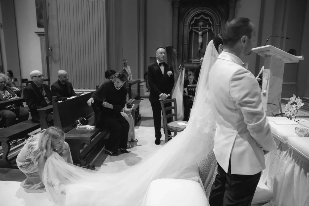 Lo strascico della sposa in chiesa, in bianco e nero