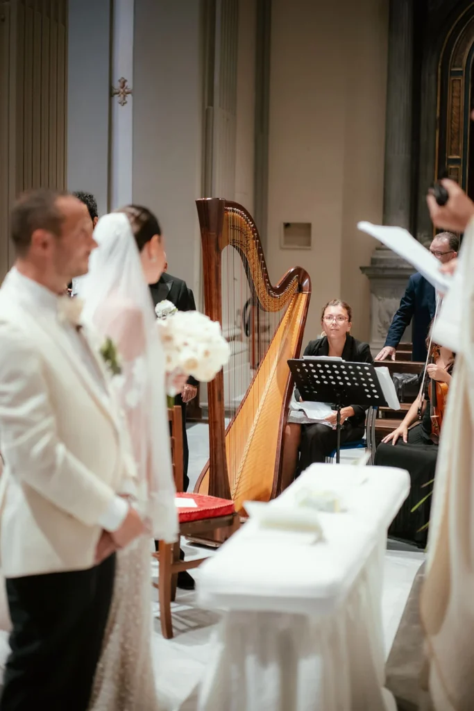 Gli sposi all'altare accanto all'arpa