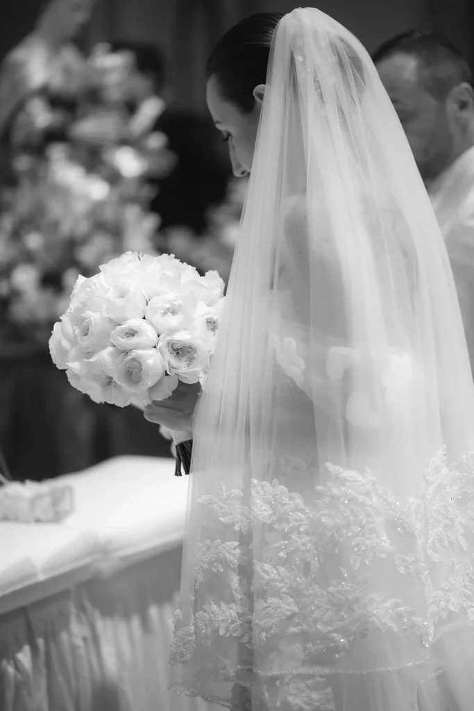 Il velo della sposa durante il rito, in bianco e nero