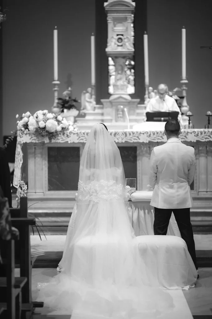 Il velo della sposa davanti all'altare, in bianco e nero