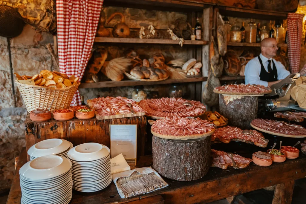 Il buffet dell'aperitivo con pane e salumi toscani