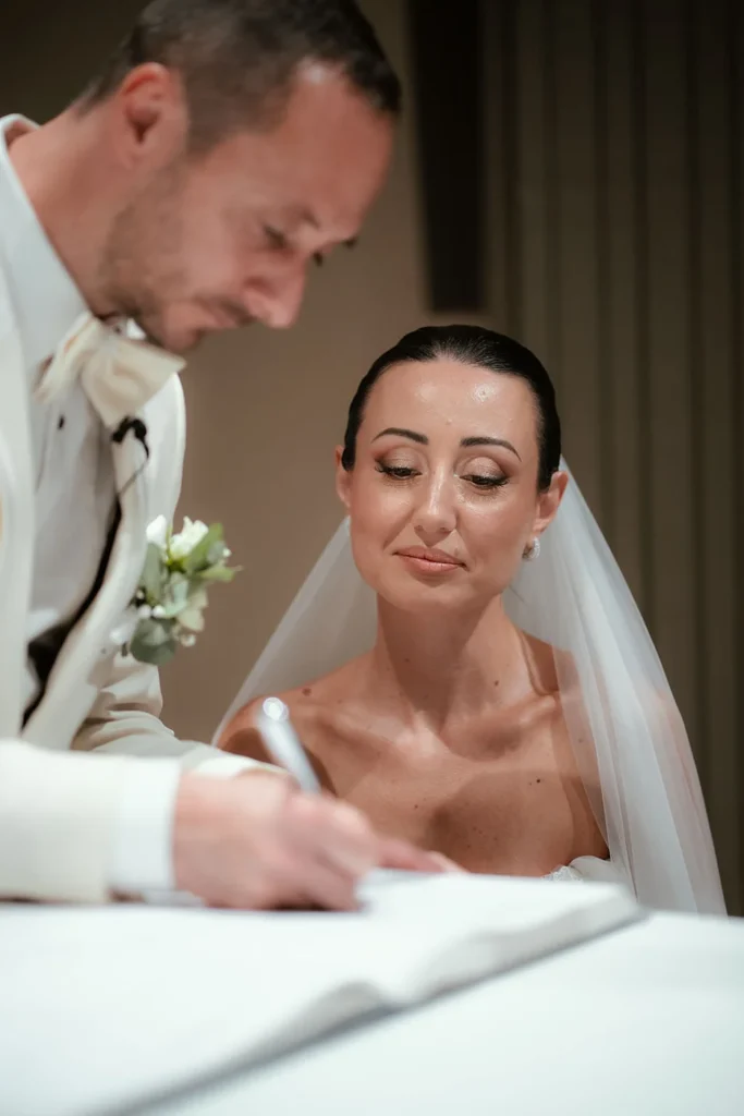 Gli sposi firmano il registro
