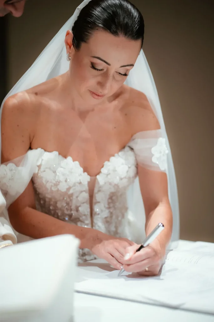 La sposa firma il registro