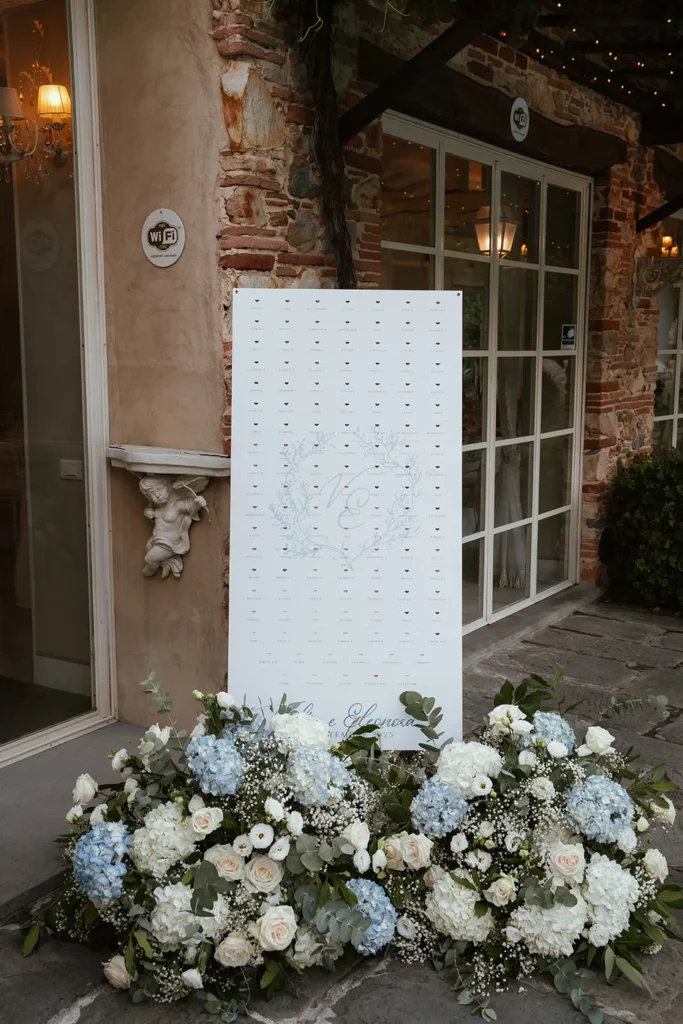Il tableau de mariage con fiori bianchi e azzurri