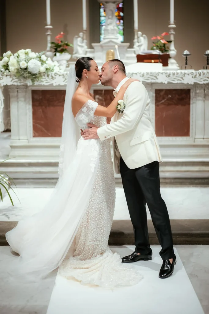 Il primo bacio degli sposi all'altare