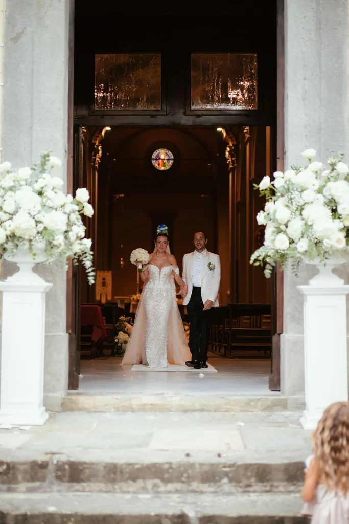 Gli sposi sulla porta della chiesa