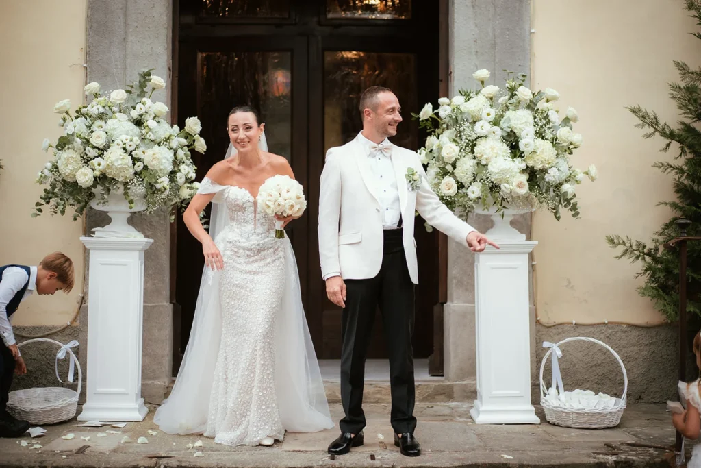 Gli sposi escono dalla chiesa