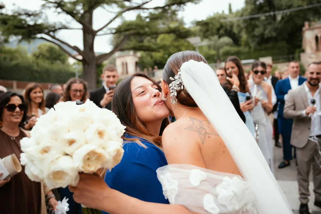 Abbracci con gli invitati all'uscita dalla chiesa