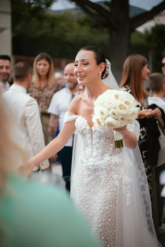 La sposa sorridente tra gli invitati