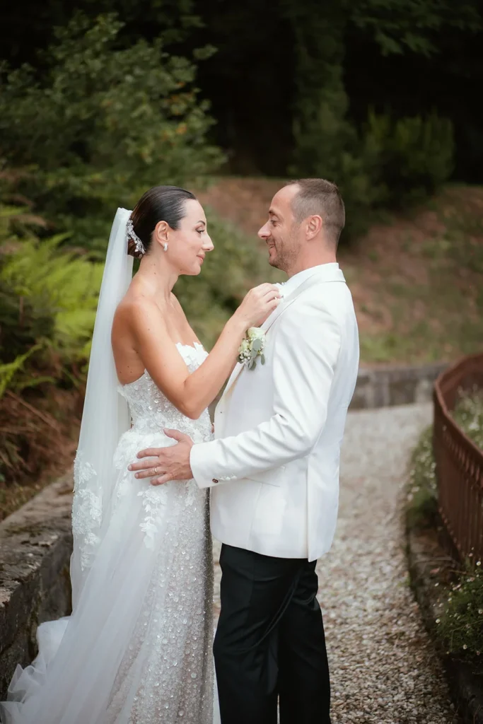 Gli sposi abbracciati nel parco della villa