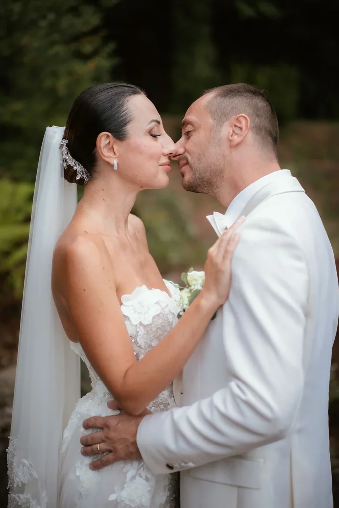 Il bacio degli sposi nel parco