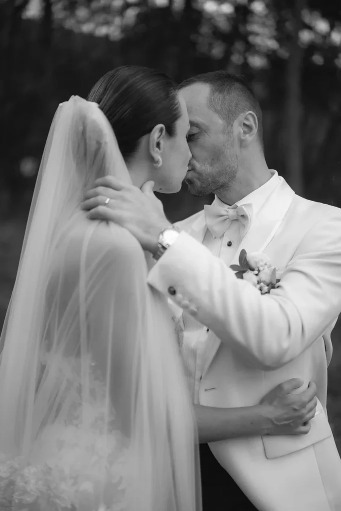 Il bacio degli sposi, in bianco e nero
