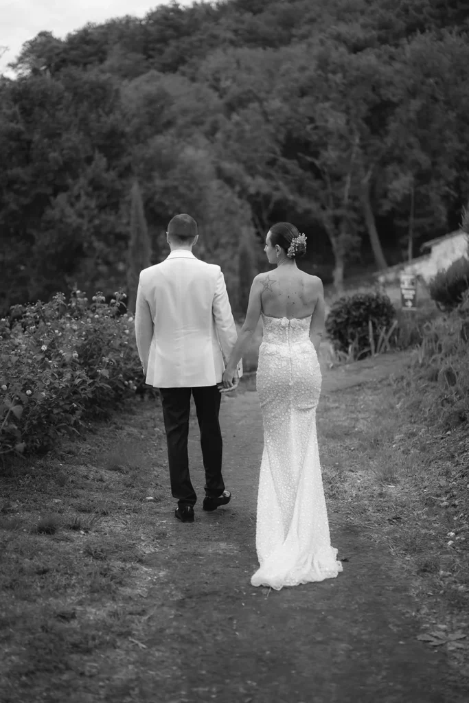 Gli sposi di spalle sul sentiero, in bianco e nero