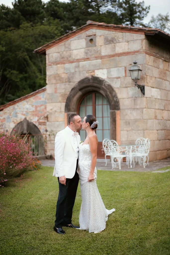 Il bacio degli sposi davanti alla cappella in pietra
