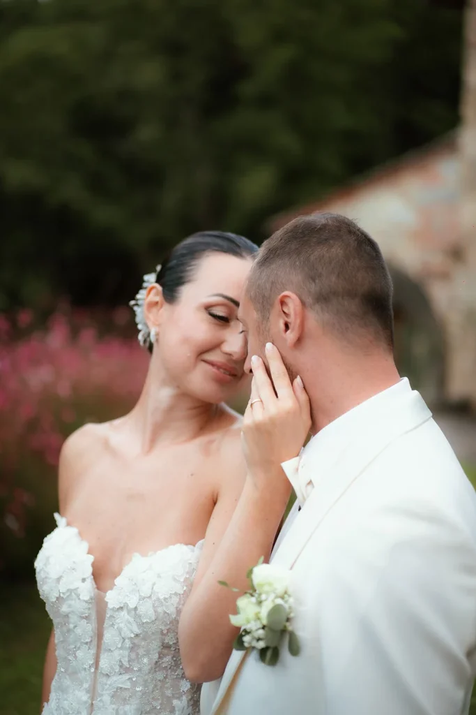 La sposa sorride con il viso vicino allo sposo