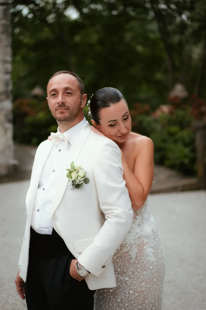 La sposa abbraccia lo sposo