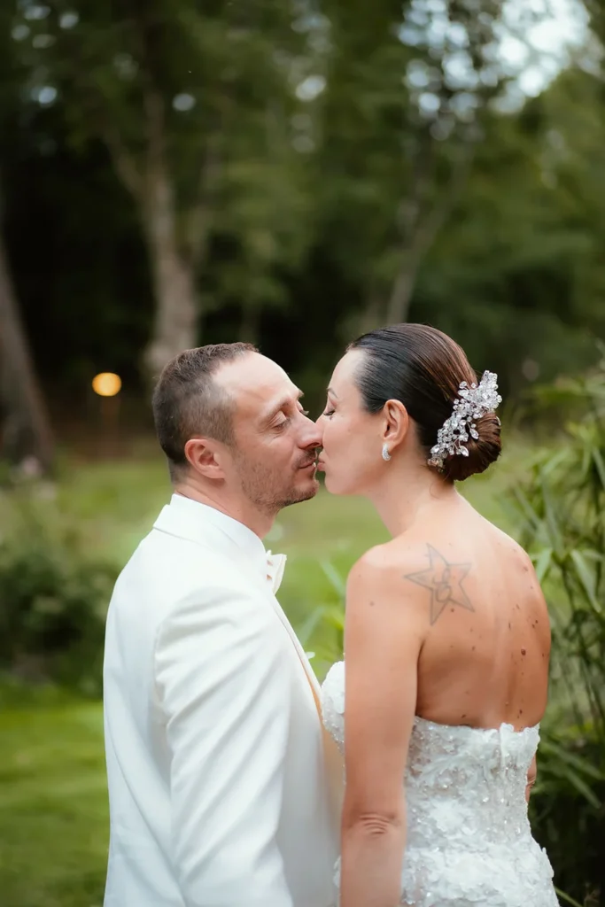 Il bacio degli sposi nel verde