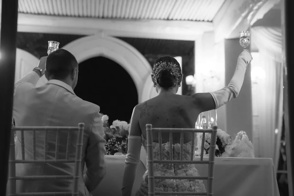 Il brindisi degli sposi in sala, in bianco e nero