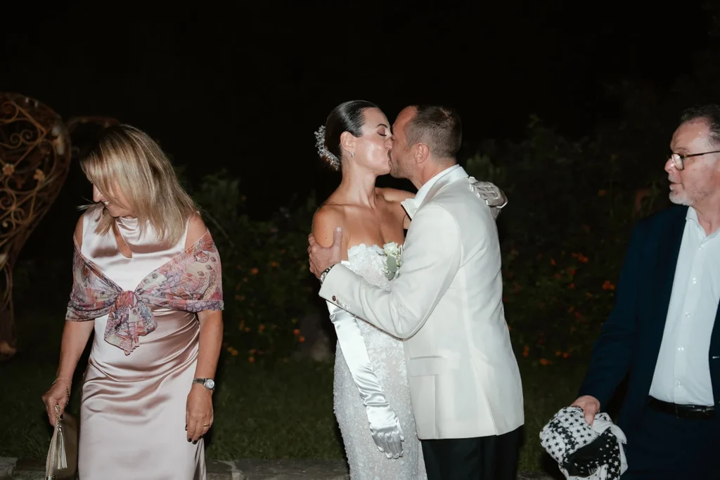 Il bacio degli sposi nella sera