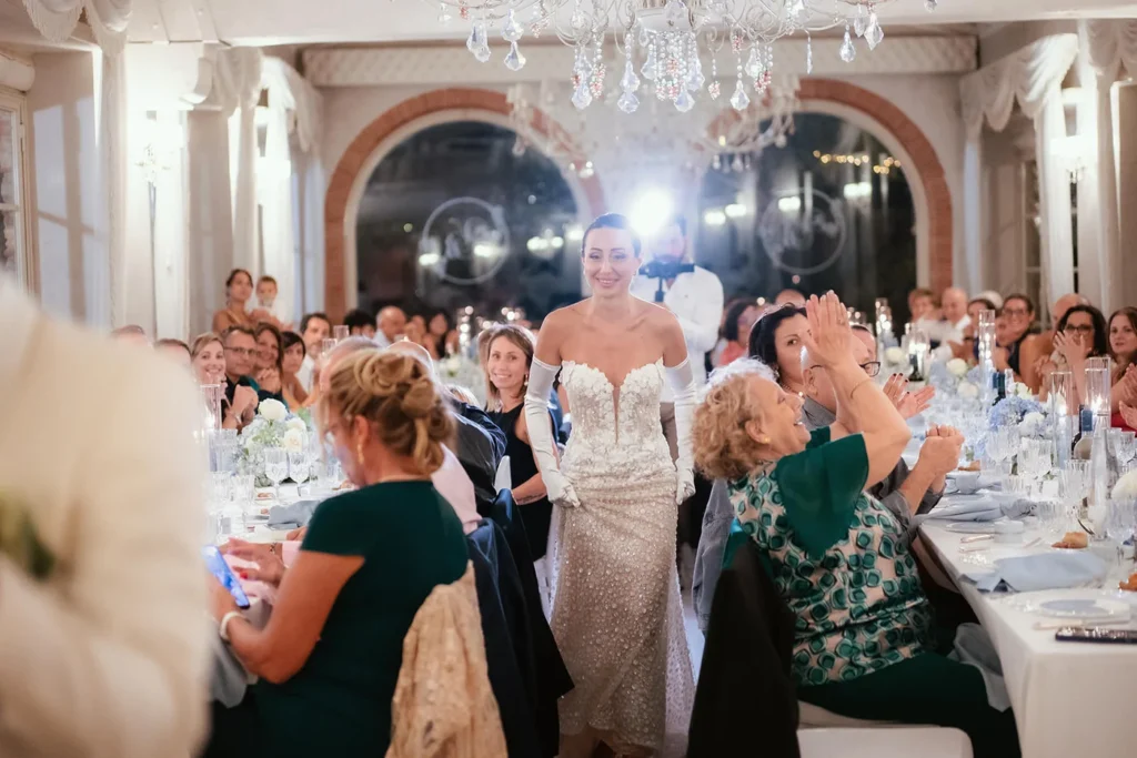 Gli invitati brindano durante la cena